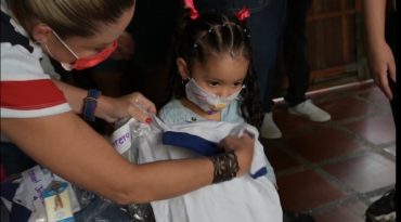 737 uniformes para los niños de los CDI